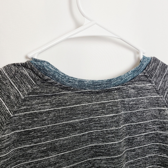 MENS LARGE V-NECK T-SHIRT - Picture 8 of 8